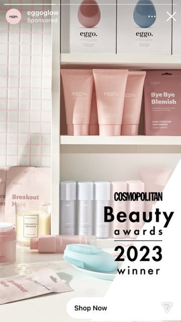 Presenetljiva oglaševalska kreativa s strokovno izdelano produktno fotografijo.